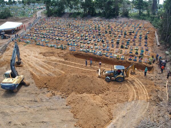 Brasil registra 816 novas mortes e passa de 15 mil óbitos por COVID-19 Brasil registra 816 novas mortes e passa de 15 mil óbitos por COVID-19 - Sputnik Brasil