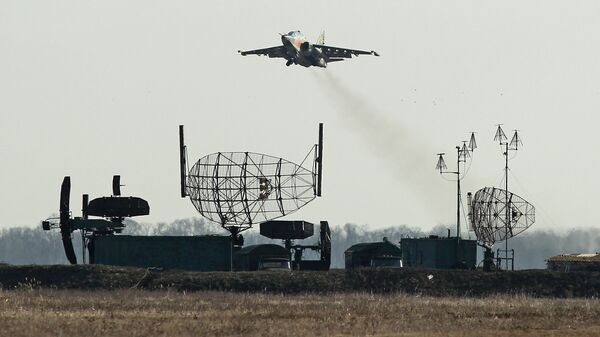 Su-25UB voando durante exercício na região russa de Krasnodar - Sputnik Brasil