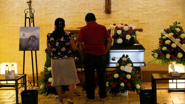 Em Ciudad Juarez, México, parentes participam do funeral de Mariano Ramírez, 51 anos, um enfermeiro que morreu de COVID-19 e trabalhava Instituto Mexicano de Segurança Social. - Sputnik Brasil