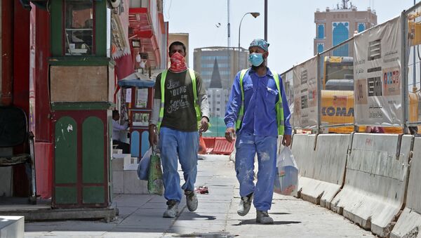 Operários utilizando máscaras, Qatar - Sputnik Brasil