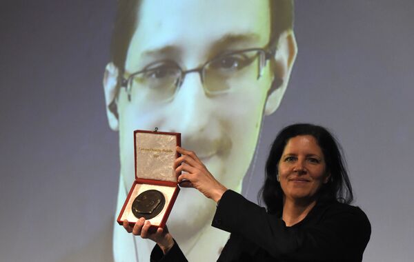 Laura Poitras com a medalha Carl Ossietzky - Sputnik Brasil