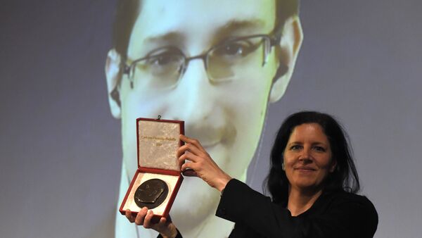 Laura Poitras com a medalha Carl Ossietzky - Sputnik Brasil