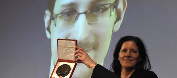Laura Poitras com a medalha Carl Ossietzky - Sputnik Brasil