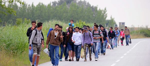 Migrantes. Na maior parte da Síria, andam em grupos em direção a Hungria em Kanjiza, no norte da Sérvia, perto da fronteira com a Hungria. - Sputnik Brasil