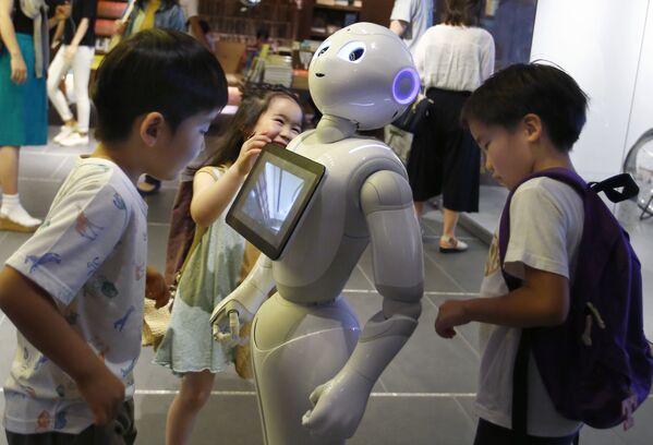 Robô Pepper com crianças no Japão. O robô de altura de 121 cm, maquina equipada com rodas. Pode dançar e falar. - Sputnik Brasil