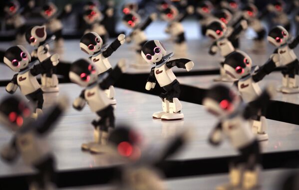Cem pequenos robôs performam em Tóquio. - Sputnik Brasil