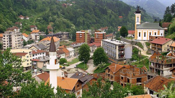 This March 2005 file photo shows a general view of the eastern Bosnian town of Srebrenica, with its mosque (L) and Orthodox church (R) - Sputnik Brasil