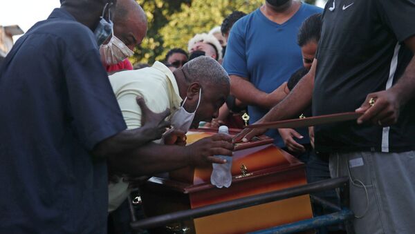 Neilton Pinto chora durante o funeral de seu filho, João Pedro Pinto, de 14 anos. De acordo com testemunhas, o adolescente foi baleado durante operação policial contra traficantes em São Gonçalo, no Rio de Janeiro. - Sputnik Brasil