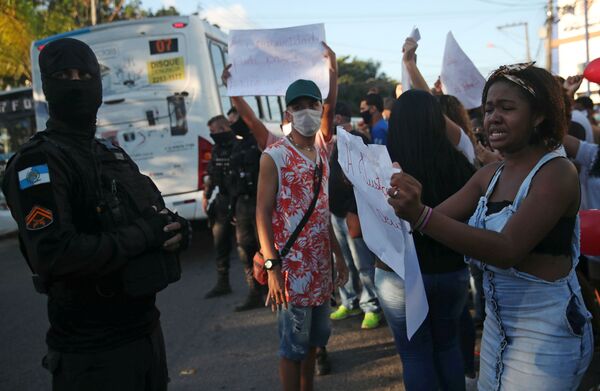 'Granadas' e 'muitos tiros' antecederam assassinato de João Pedro, diz testemunha  - Sputnik Brasil