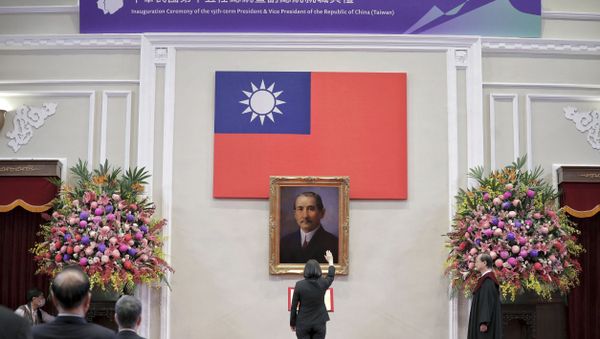 Presidente taiwanesa Tsai Ing-wen faz saudação diante quadro com imagem do líder revolucionário chinês Sun Yat-sen durante posse de seu segundo mandato presidencial Presidente taiwanesa Tsai Ing-wen faz saudação diante quadro com imagem do líder revolucionário chinês Sun Yat-sen durante posse de seu segundo mandato presidencial - Sputnik Brasil