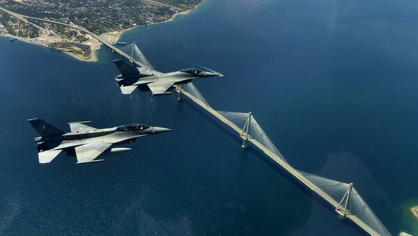 Dois jatos F-16 da Força Aérea da Grécia sobrevoam a ponte Rio-Antirio ao norte do Peloponeso, em 26 de maio de 2010. - Sputnik Brasil