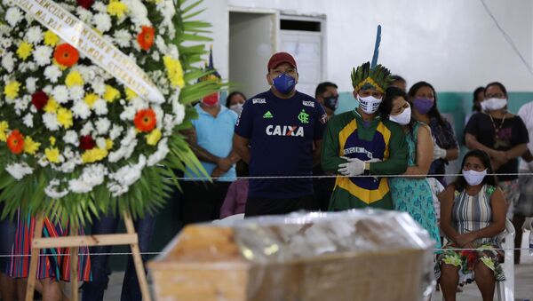 Enterro de indígena de 53 anos que foi vítima do coronavírus em Manaus (AM) - Sputnik Brasil