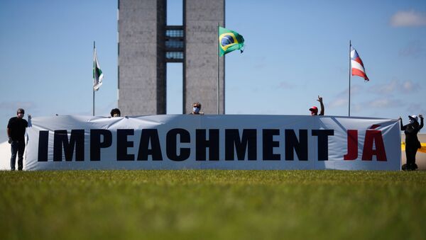 Faixa pedindo o impeachment do presidente Jair Bolsonaro é exibida em Brasília (DF) - Sputnik Brasil