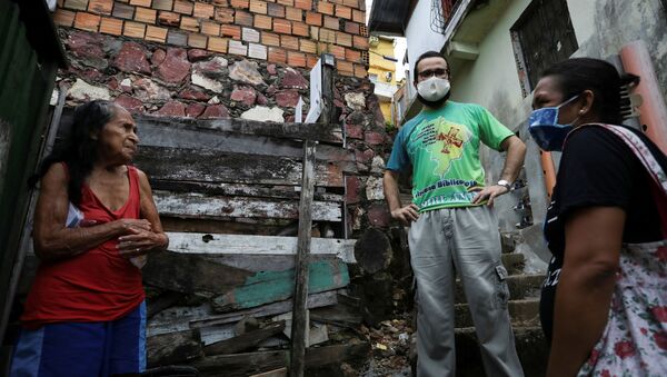 Membros da Igreja Católica conversam sobre a COVID-19 com residente de uma favela em Manaus (AM) - Sputnik Brasil