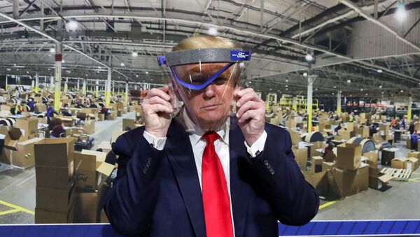 Presidente dos EUA, Donald Trump, mostra protetor facial produzido pela Ford, na fábrica da empresa, em Michigan, 21 de maio de 2020 - Sputnik Brasil