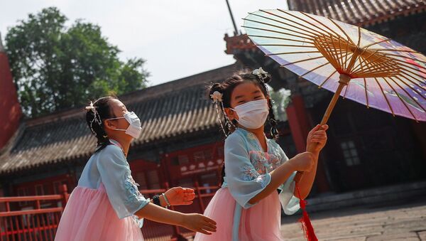 Crianças chinesas usam máscaras protetoras, na capital chinesa, Pequim, 22 de maio de 2020 - Sputnik Brasil