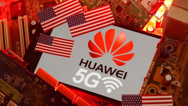 Bandeira dos EUA e smartphone com o logotipo da rede Huawei e 5G em uma placa-mãe de computador - Sputnik Brasil