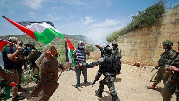  Palestinos discutem com tropas israelenses durante protesto que marca o 72º aniversário de Nakba e contra o plano israelense de anexar partes da Cisjordânia ocupada. Povoado de Sawiya, perto de Nablus, em 15 de maio de 2020 - Sputnik Brasil