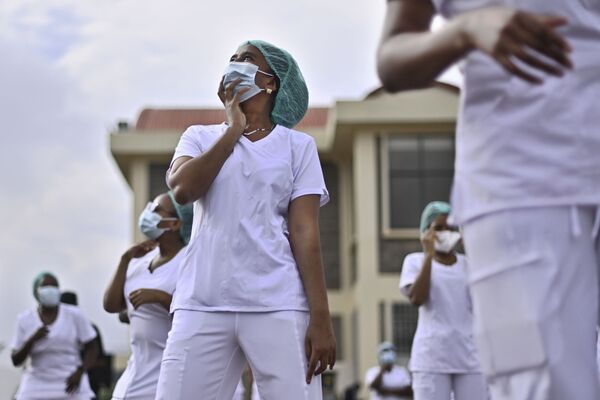 Enfermeiras durante uma aula de Zumba em complexo hospitalar de Nairóbi, no Quênia - Sputnik Brasil