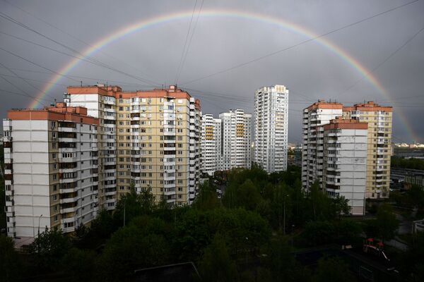 Arco-íris sobre edifícios residenciais em Mitino, Moscou, Rússia - Sputnik Brasil