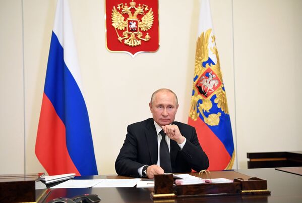 Presidente russo Vladimir Putin realiza reunião com membros do público no Daguestão através de videoconferência - Sputnik Brasil