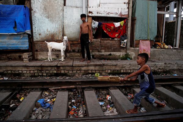 Menino joga críquete em uma ferrovia abandonada, em Mumbai, Índia, 19 de maio de 2020 - Sputnik Brasil