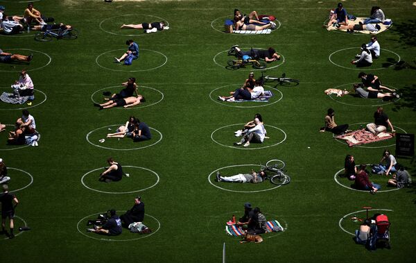 Pessoas durante distanciamento social em círculos feitos em parque no bairro do Brooklyn, em Nova York, durante a pandemia, 17 de maio de 2020 - Sputnik Brasil