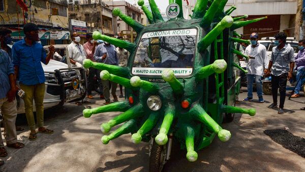 Trabalhador municipal dirige veículo com tema do coronavírus em rua de Chennai, na Índia, em 20 de maio de 2020 - Sputnik Brasil