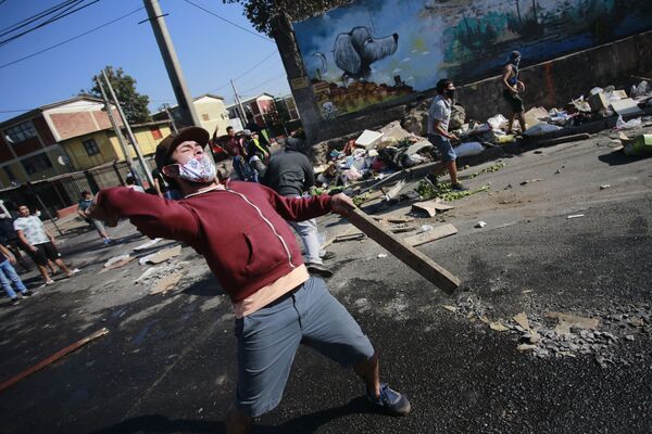Manifestantes entram em confronto com a polícia de choque durante protesto contra o governo chileno em meio à pandemia, em Santiago, 18 de maio de 2020 - Sputnik Brasil