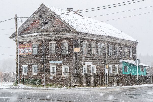 Casa antiga durante queda de neve em povoado perto de Petrozavodsk, na república russa de Carélia - Sputnik Brasil