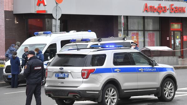 Agentes da polícia na agência bancária do Alfa Bank, no centro de Moscou, Rússia, 23 de maio de 2020 - Sputnik Brasil