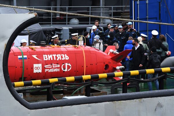 Repórteres cobrem entrega do submersível Vityaz-D à Frota do Pacífico - Sputnik Brasil