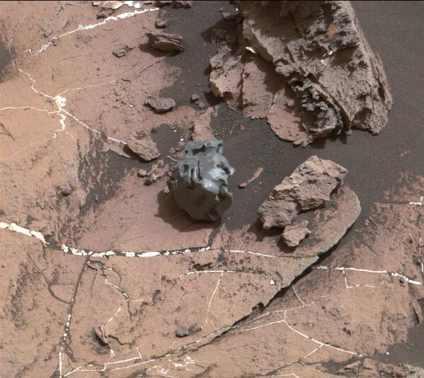 Meteorito feito de níquel e ferro é encontrado pelo rover espacial Curiosity da NASA na superfície marciana - Sputnik Brasil