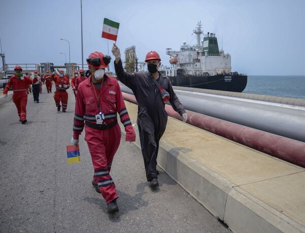 Funcionários venezuelanos com bandeiras do Irã comemoram chegada do petroleiro Fortune - Sputnik Brasil