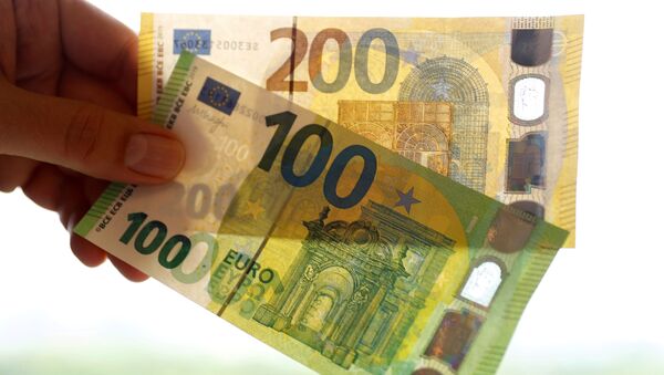 Notas de 100 e 200 euros são exibidas no Banco Federal da Alemanha em Frankfurt - Sputnik Brasil