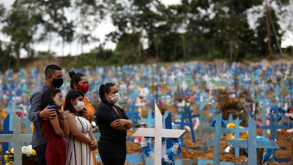 Família de vítima de COVID-19 após enterro coletivo, no cemitério Parque Taruma, em Manaus (AM), 26 de maio de 2020 - Sputnik Brasil