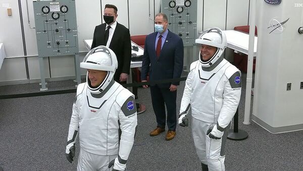 O fundador da SpaceX  Elon Musk e o o chefe da NASA, Jim Bridenstine, posam para uma foto ao lado dos astronautas Douglas Hurley e Robert Behnken antes deles entrarem a bordo do foguete SpaceX Falcon 9. - Sputnik Brasil