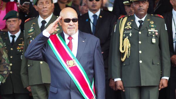 O presidente do Suriname, Desiré Bouterse, durante parada militar após inauguração do seu segundo mandato, em 2015 - Sputnik Brasil