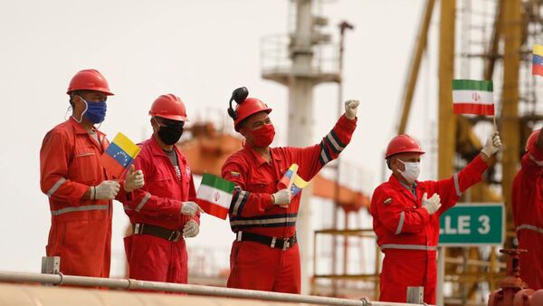 Trabalhadores da empresa estatal petrolífera PDVSA com bandeiras iranianas e venezuelanas saúdam a chegada do navio-tanque iraniano Fortune à refinaria El Palito, em Puerto Cabello, na Venezuela, em 25 de maio de 2020 - Sputnik Brasil