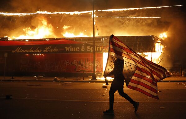 Dois policiais são baleados durante protestos em Louisville, nos EUA - Sputnik Brasil