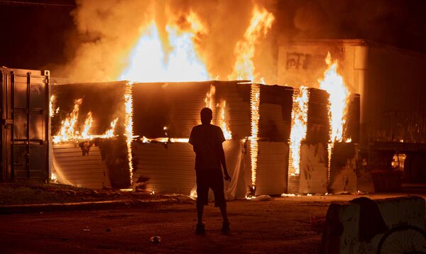 EUA preparam militares para conter protestos em Minneapolis enquanto tumultos se espalham pelo país - Sputnik Brasil