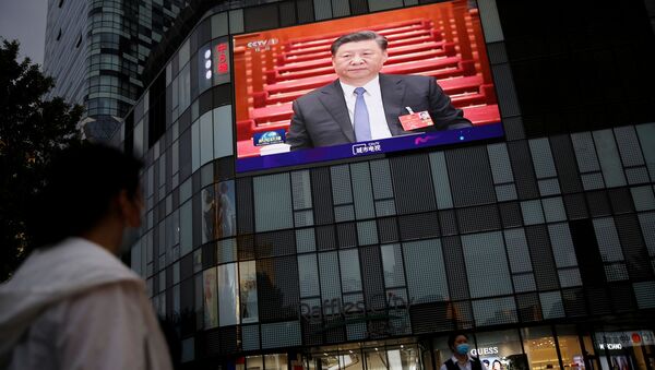 Presidente da China, Xi Jinping, discursa no encerramento do Congresso Nacional do Povo, com transmissão em telão, em Pequim, na China, 28 de maio de 2020 - Sputnik Brasil