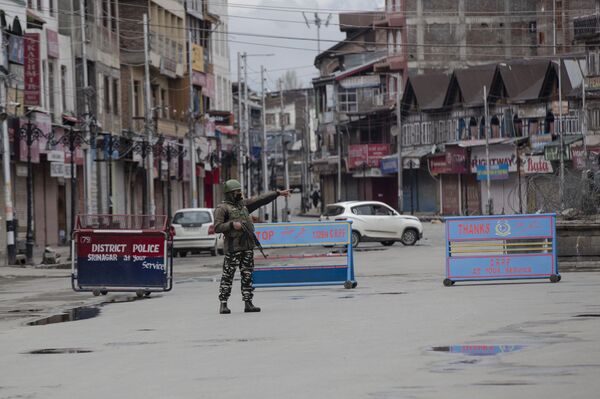 Esquadrão antibomba da Índia detona carro carregado com 40 kg de explosivos (VÍDEO) - Sputnik Brasil