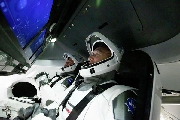 Astronautas Douglas Hurley e Robert Behnken a bordo da espaçonave Crew Dragon - Sputnik Brasil