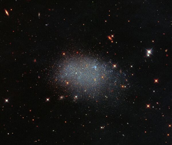 Galáxia anã KK 246, também conhecida como ESO 461-036, com sinais de anomalias de nuvens de gás, é localizada na constelação de Sagitário - Sputnik Brasil