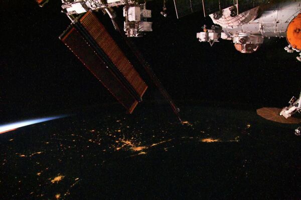 Visão do anoitecer a bordo da Estação Espacial Internacional - Sputnik Brasil