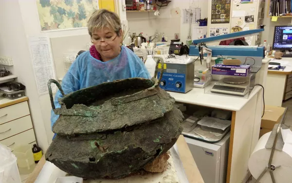 Caldeirão de bronze encontrado em um templo cananeu do século XII a.C. Caldeirão de bronze encontrado em um templo cananeu do século XII a.C. - Sputnik Brasil
