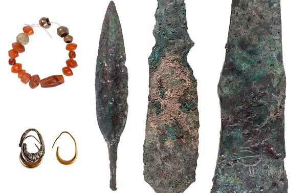 Armas e bijuteria encontrado em um templo cananeu do século XII a.C. em Lachish.  - Sputnik Brasil