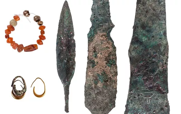 Armas e bijuteria encontrado em um templo cananeu do século XII a.C. em Lachish. Armas e bijuteria encontrado em um templo cananeu do século XII a.C. em Lachish. - Sputnik Brasil