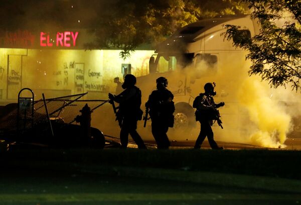 EUA preparam militares para conter protestos em Minneapolis enquanto tumultos se espalham pelo país - Sputnik Brasil